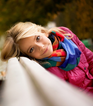 Cute Blonde Girl At Walk In Park - Obrázkek zdarma pro Nokia X6
