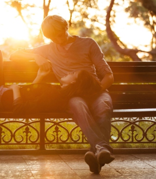 Romance In Park - Obrázkek zdarma pro 240x400