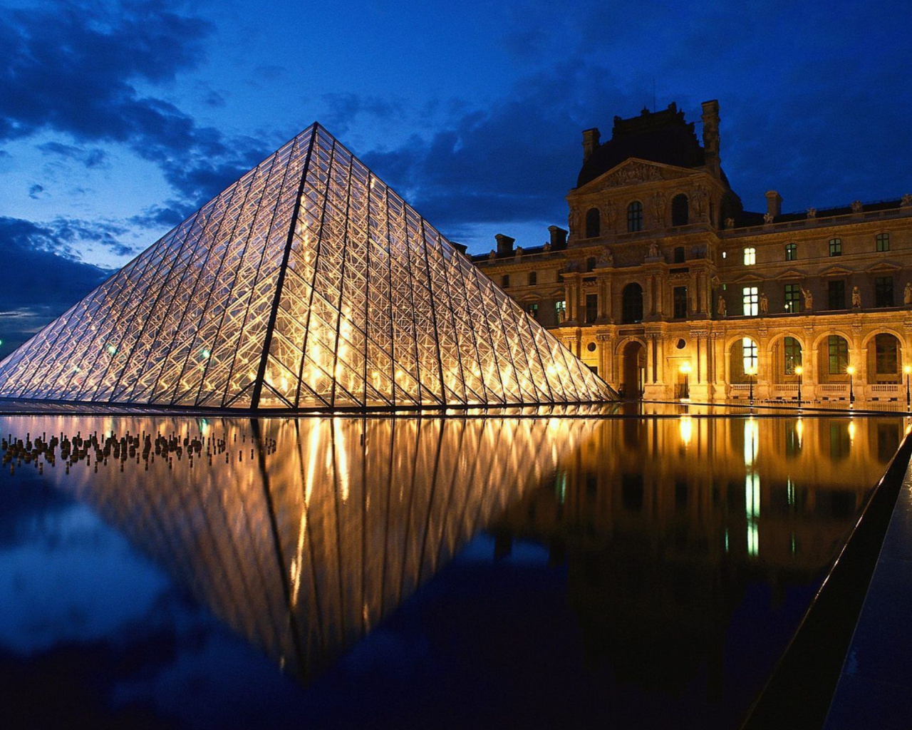 Sfondi Pyramid at Louvre Museum - Paris 1280x1024