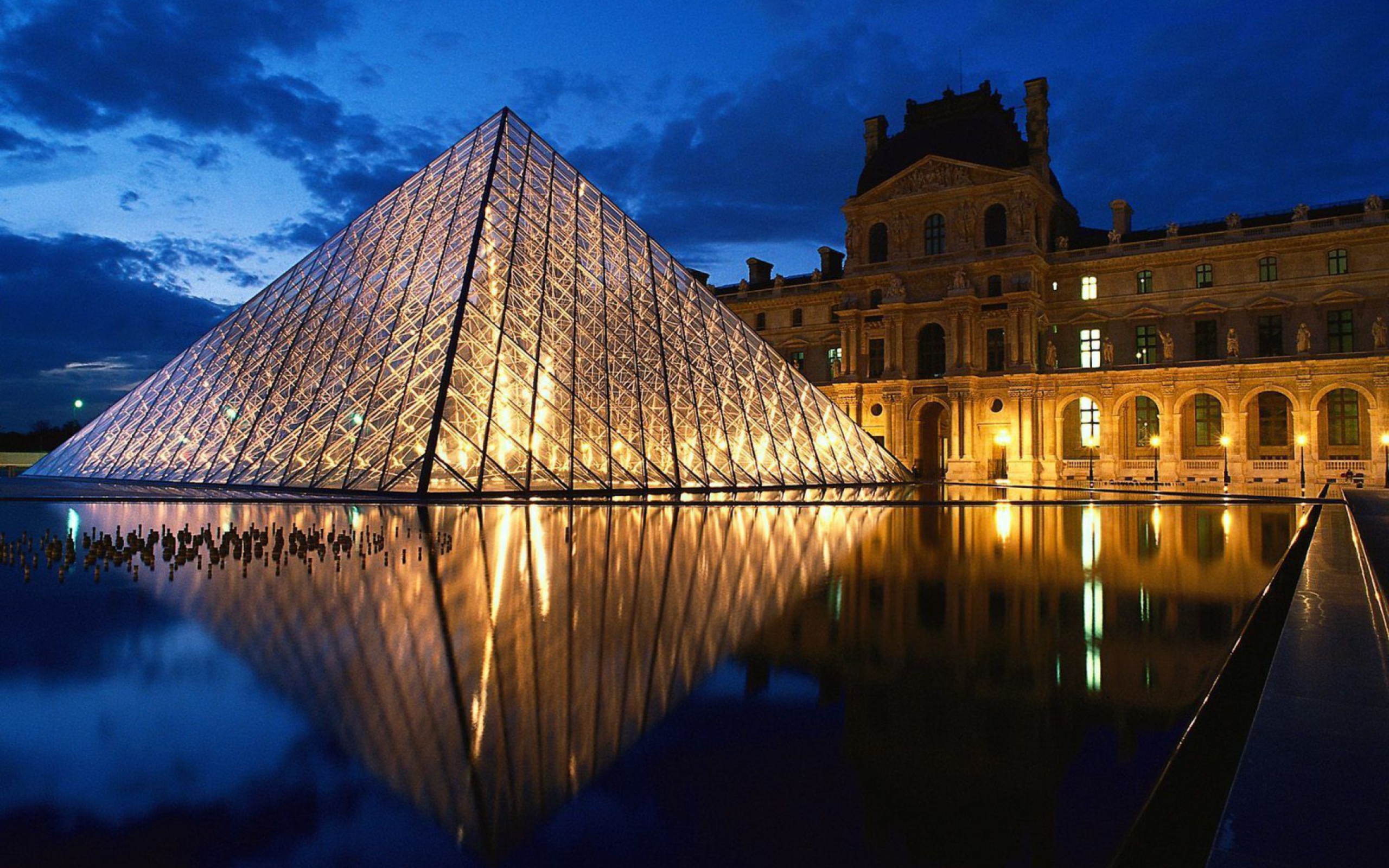 Screenshot №1 pro téma Pyramid at Louvre Museum - Paris 2560x1600