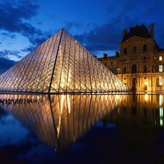 Kostenloses Pyramid at Louvre Museum - Paris Wallpaper für iPad mini 2
