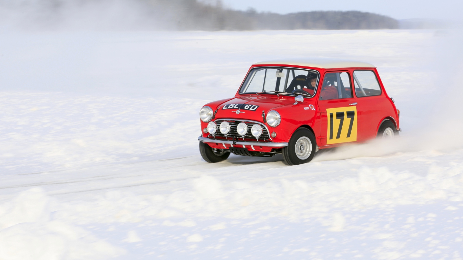 Das Red Mini In Snow Wallpaper 1600x900