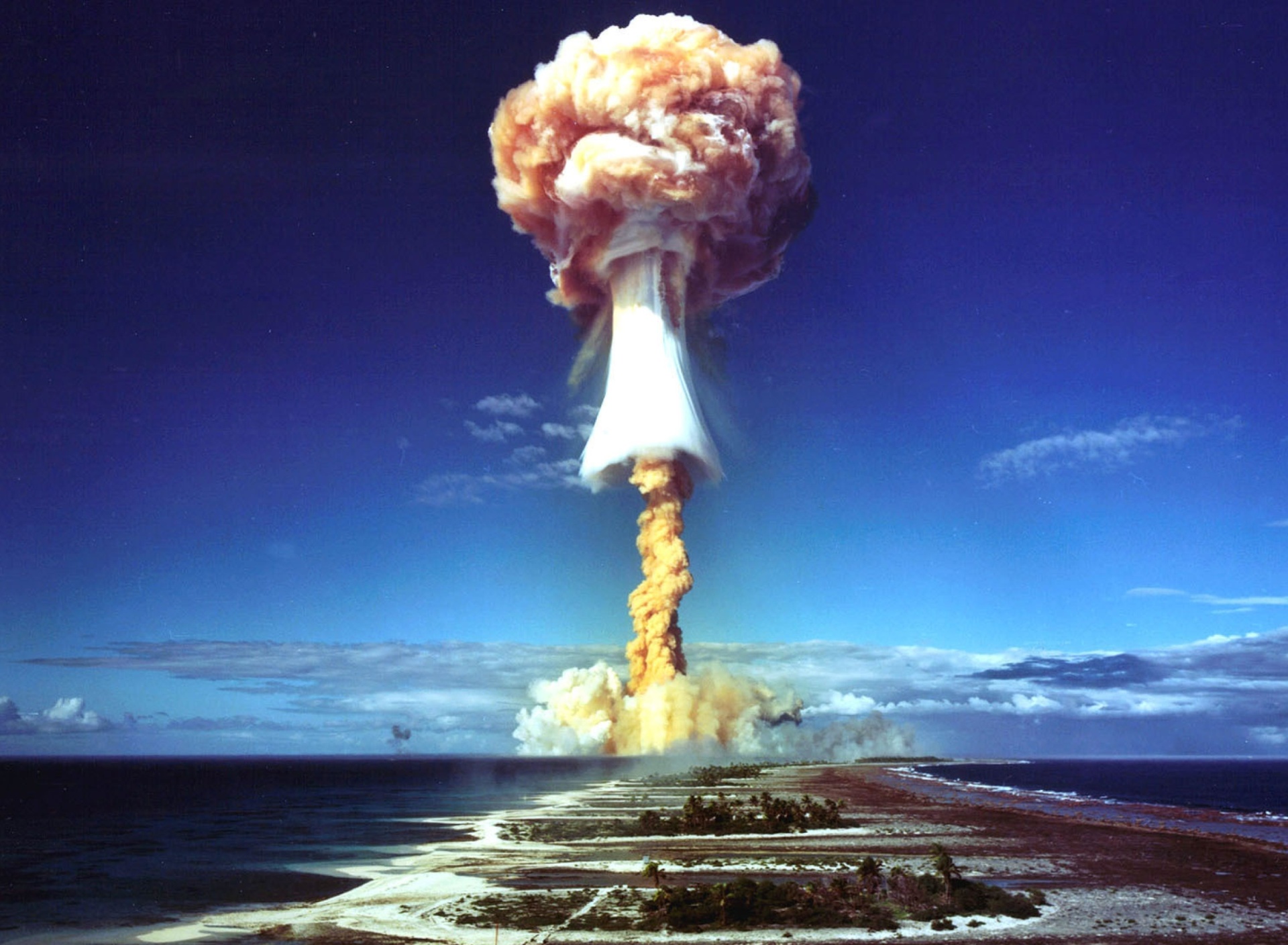 Обои Nuclear Explosion 1920x1408