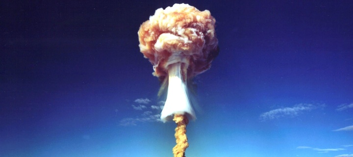 Обои Nuclear Explosion 720x320