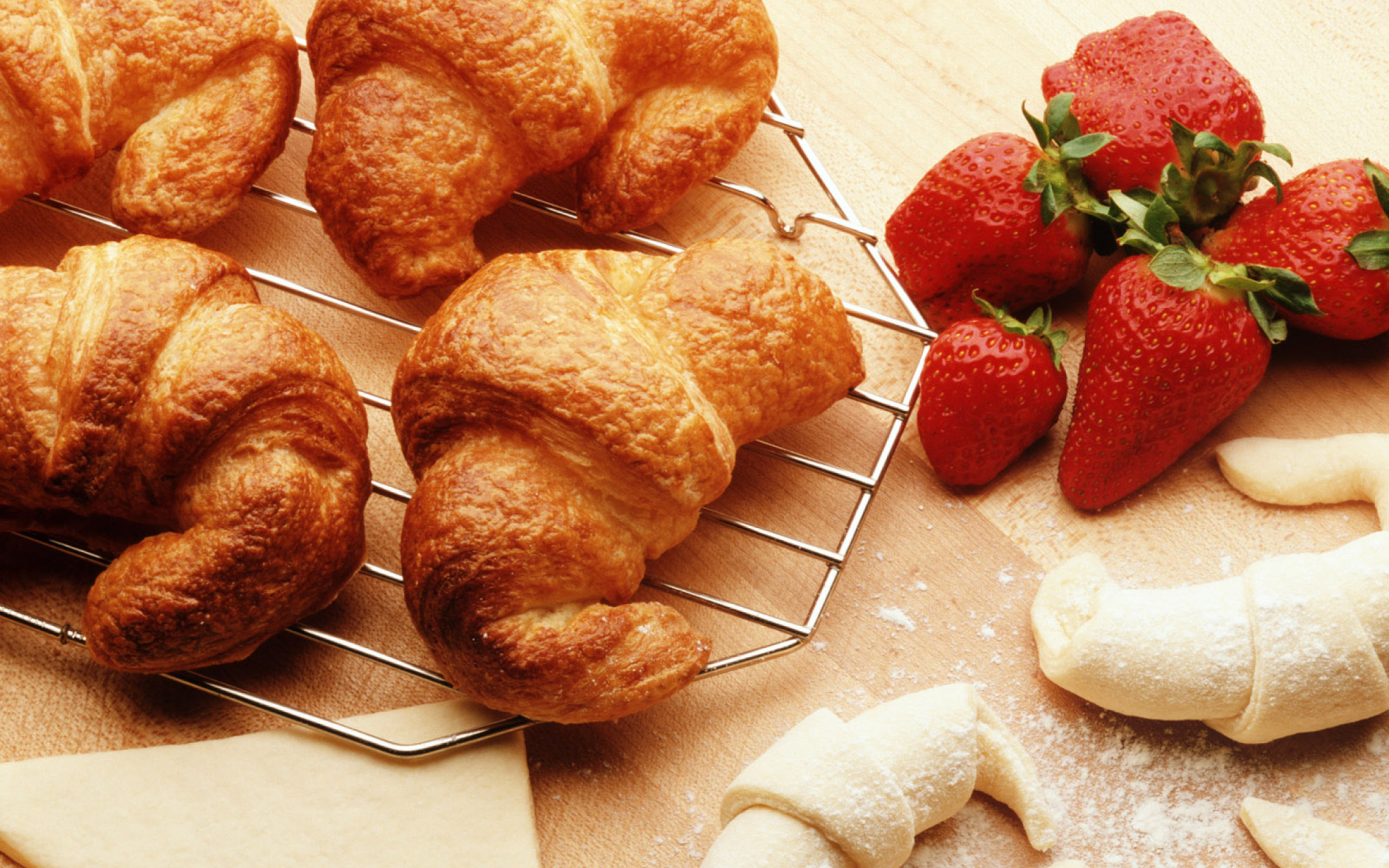 Обои Croissants And Strawberries 2560x1600