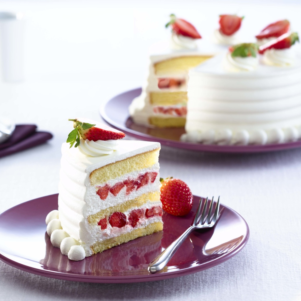 Обои Fresh Strawberry Cake 1024x1024
