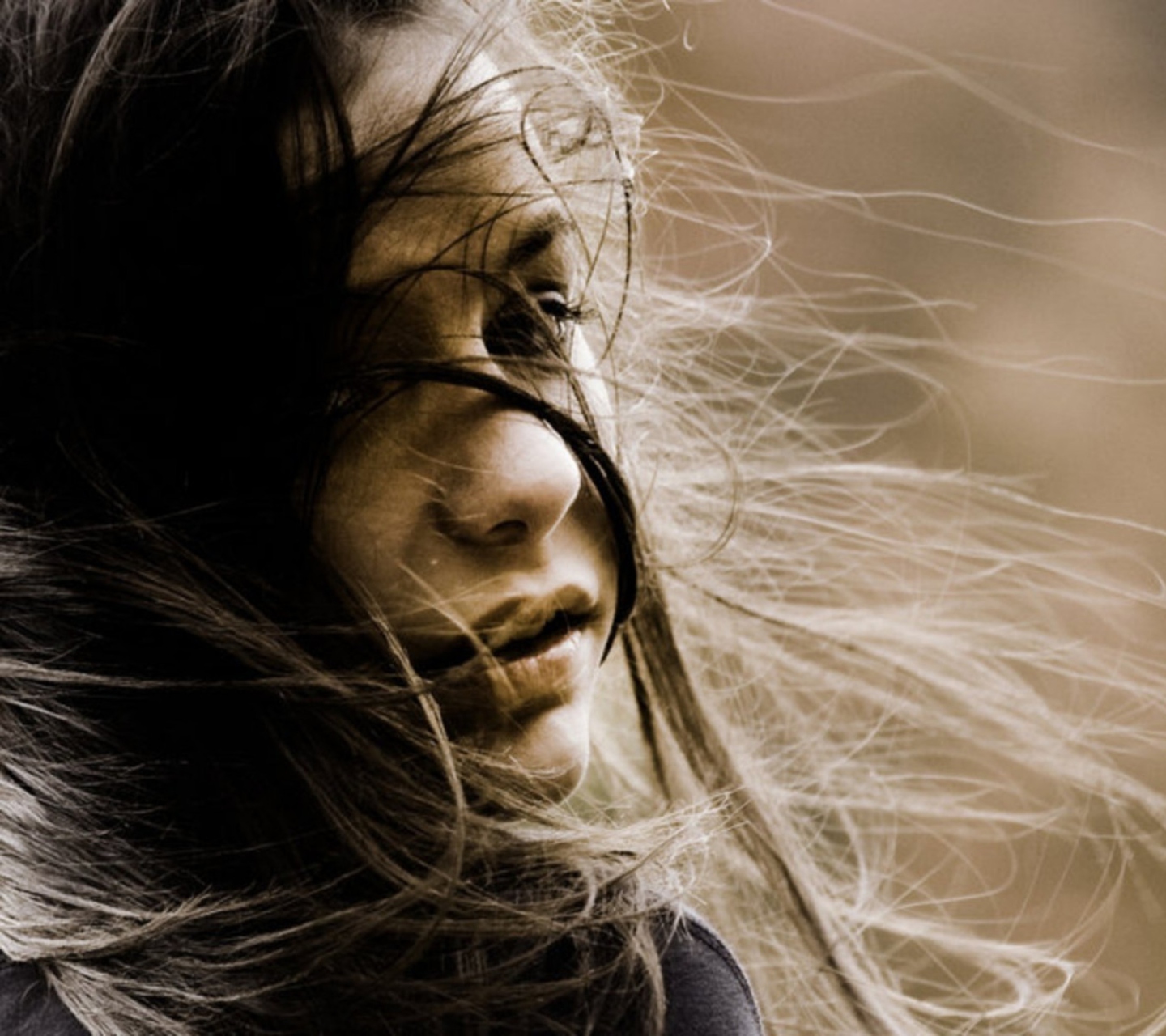 Fondo de pantalla Beautiful Girl With Windy Hair 1440x1280