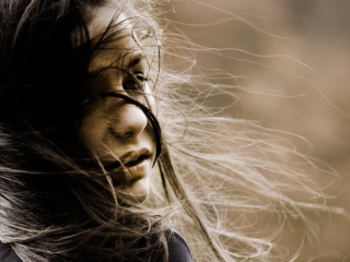 Das Beautiful Girl With Windy Hair Wallpaper 320x240