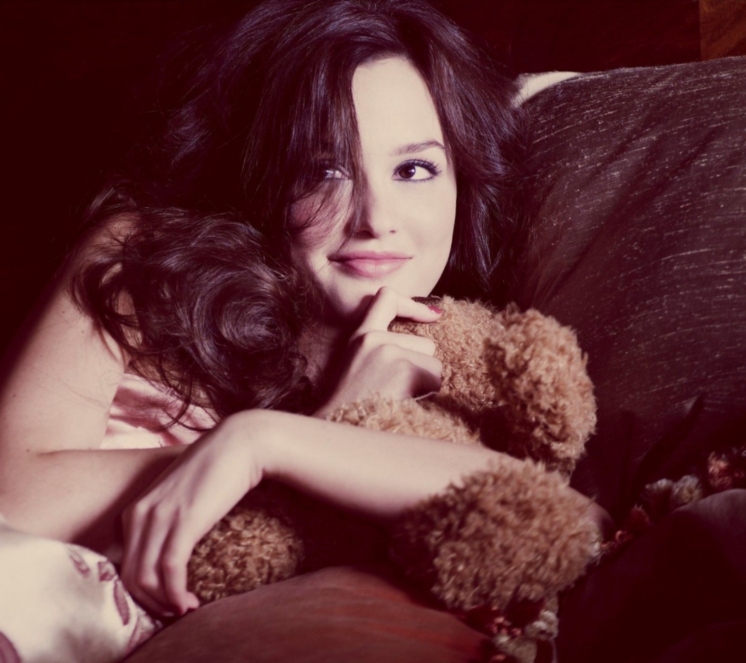 Fondo de pantalla Leighton Meester With Teddy Bear 1080x960