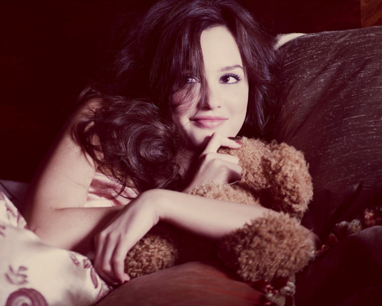 Screenshot №1 pro téma Leighton Meester With Teddy Bear 1280x1024