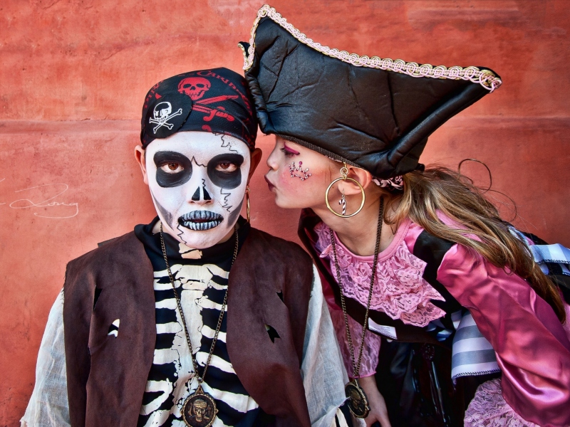 Sfondi Kids In Carnival Costumes 800x600