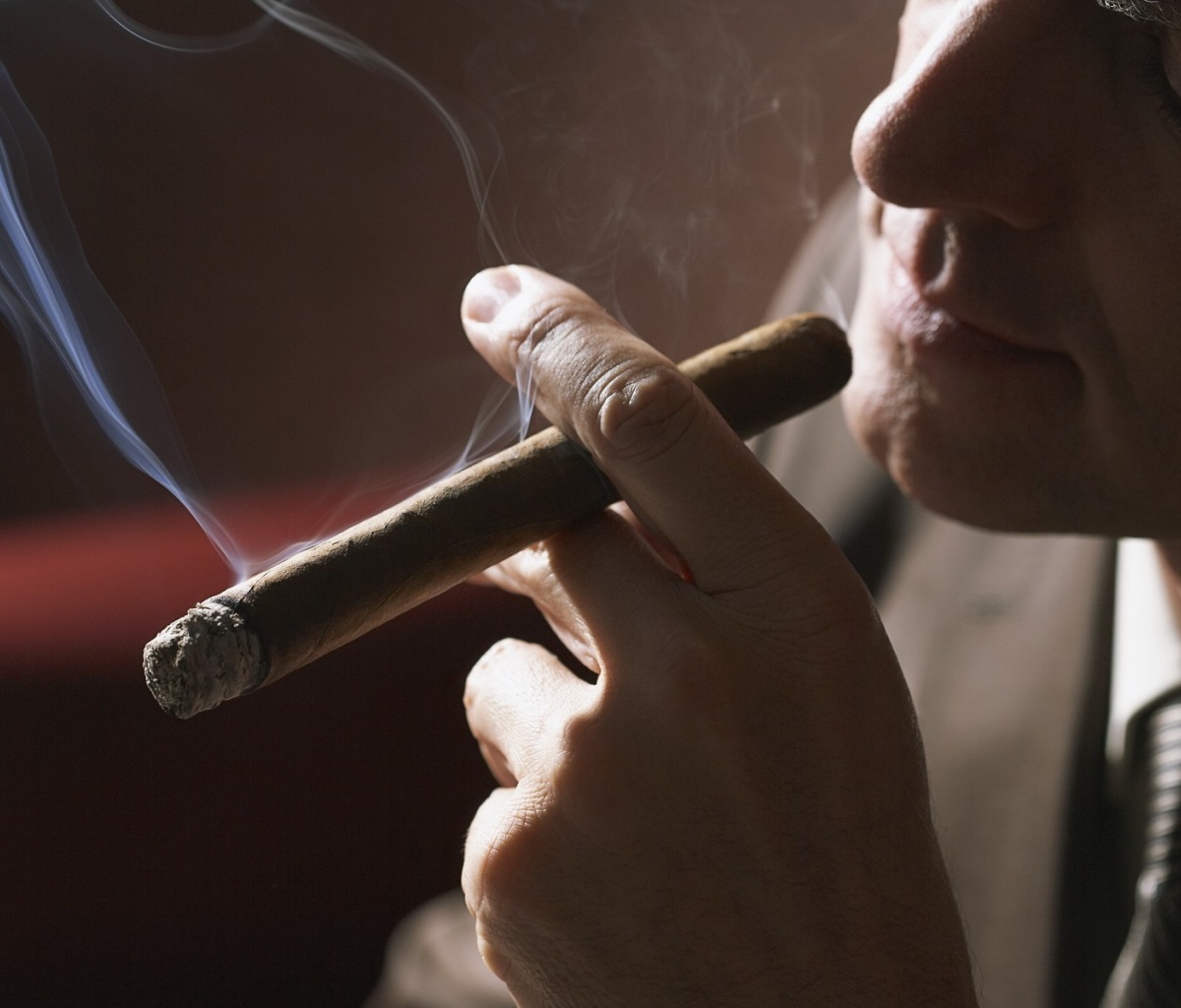 Fondo de pantalla Smoke a Cigar 1200x1024