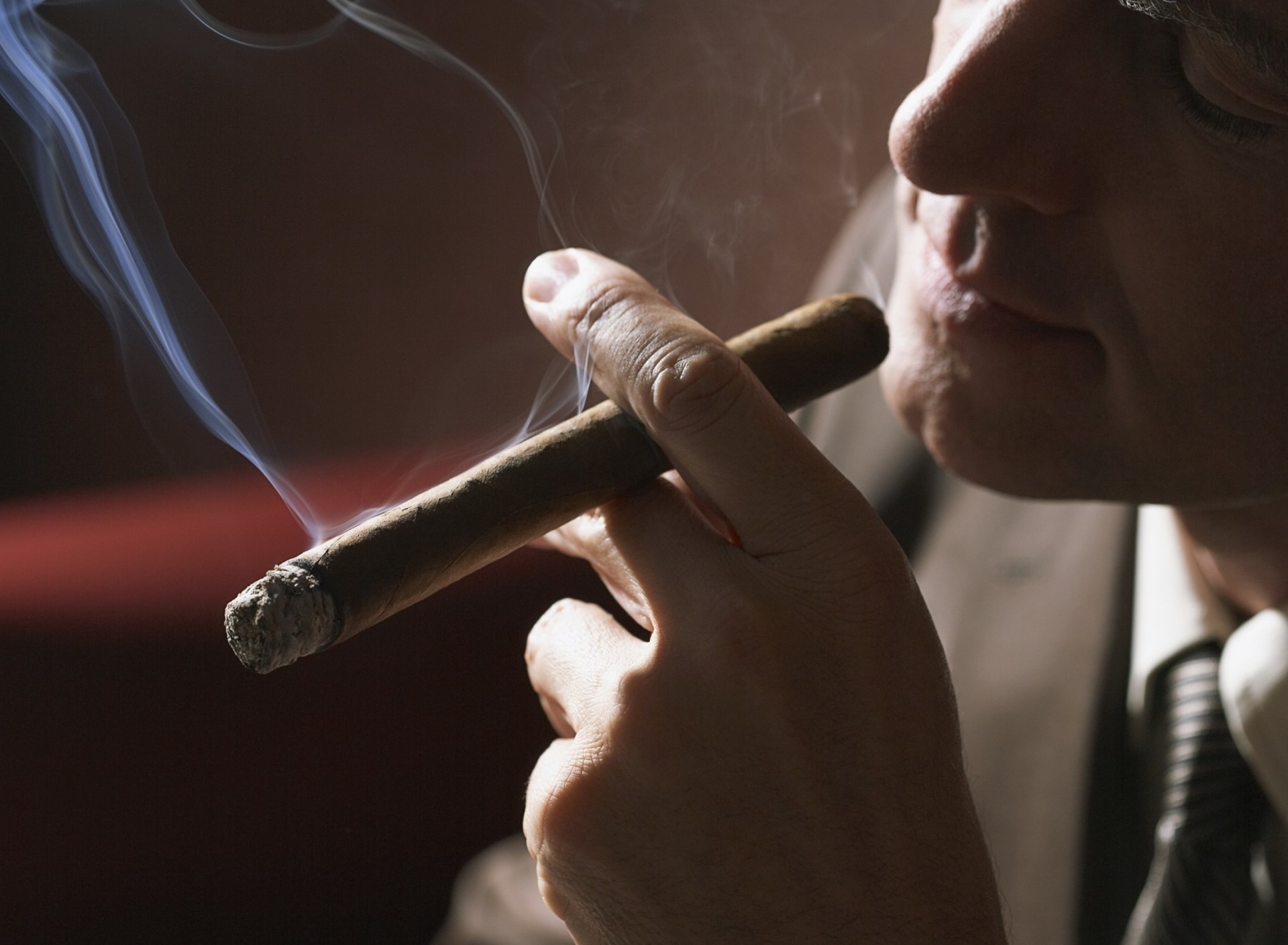 Screenshot №1 pro téma Smoke a Cigar 1920x1408