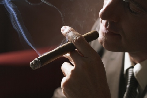 Fondo de pantalla Smoke a Cigar 480x320