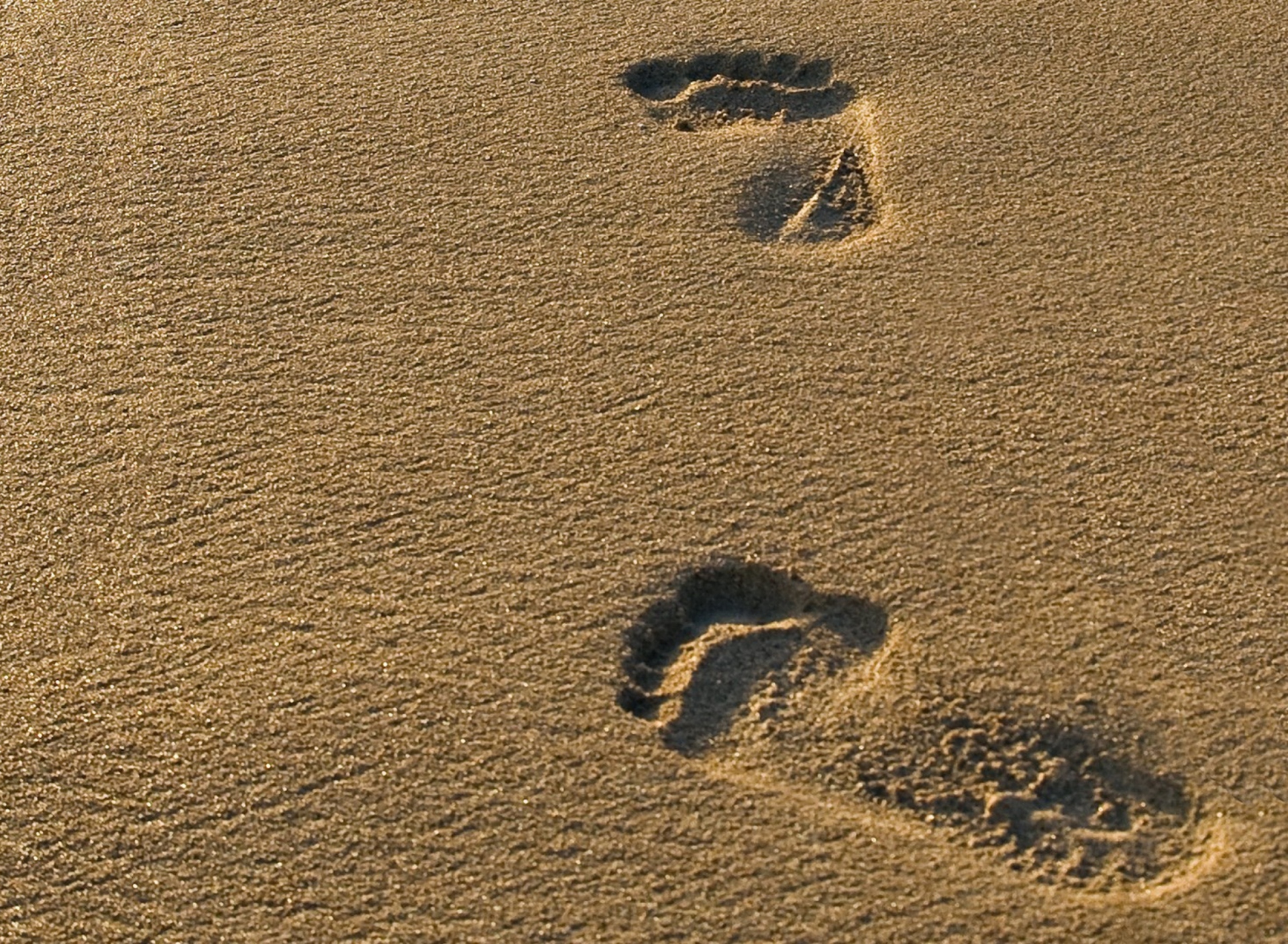 Das Footprints On Sand Wallpaper 1920x1408