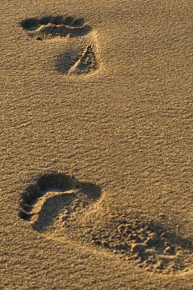 Fondo de pantalla Footprints On Sand 640x960