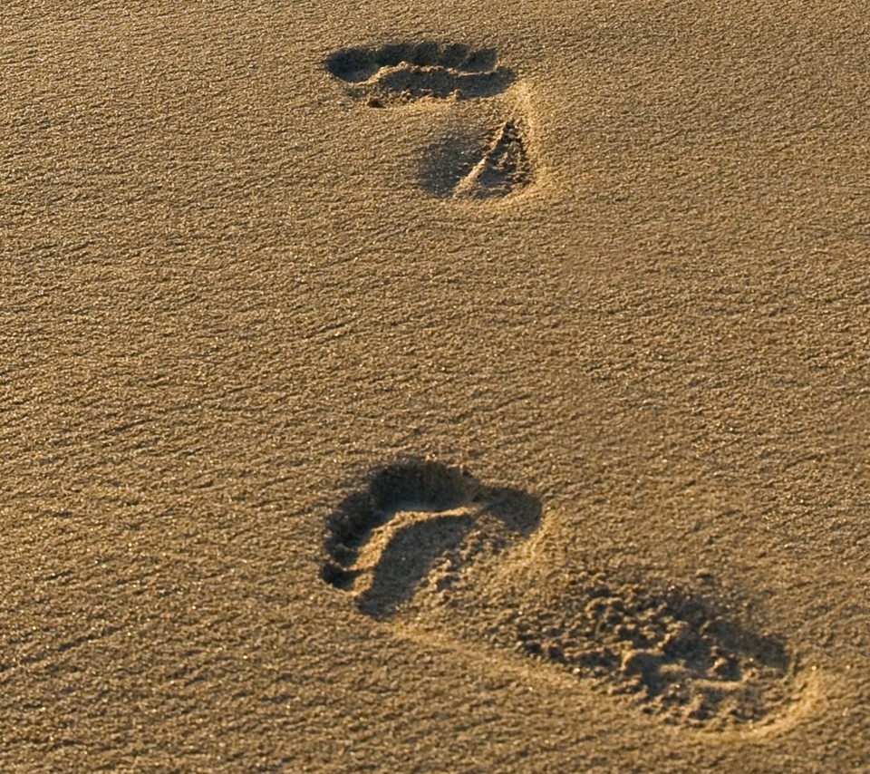 Footprints On Sand wallpaper 960x854