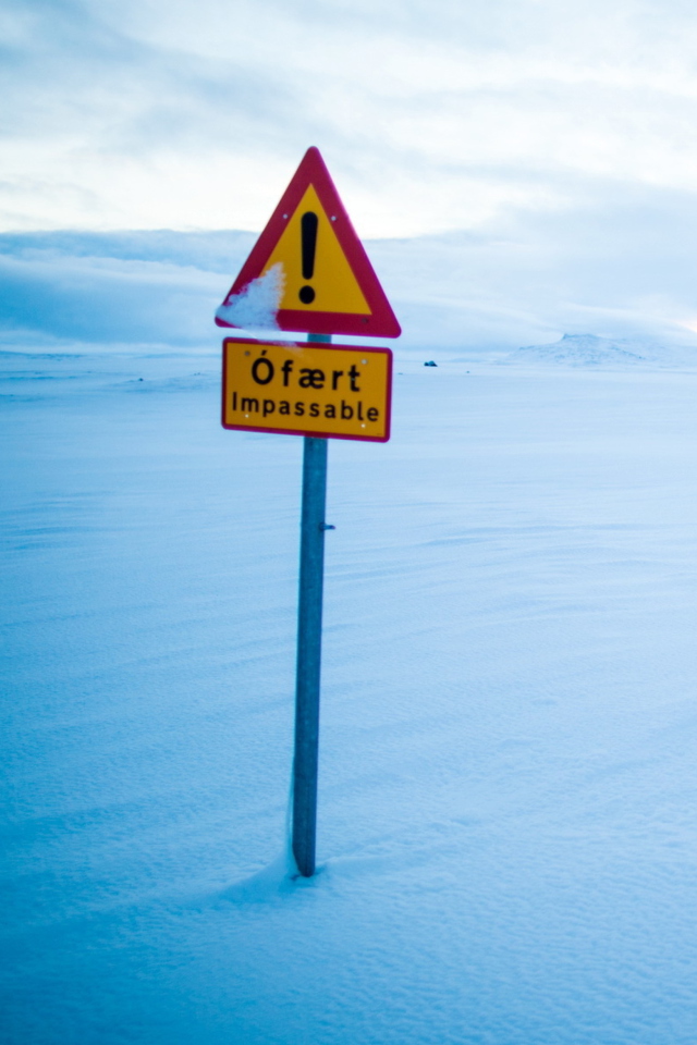 Sfondi Winter Warning Sign 640x960