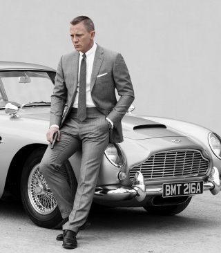 Kostenloses James Bond Grey Suit Wallpaper für Nokia X7