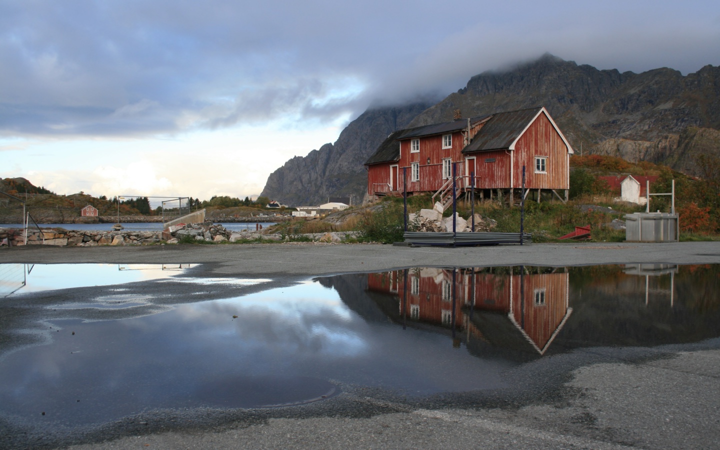 Обои Norway City Lofoten with Puddles 1440x900
