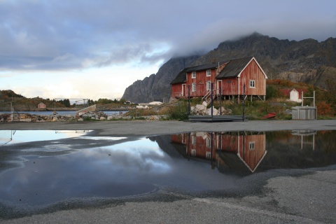 Fondo de pantalla Norway City Lofoten with Puddles 480x320