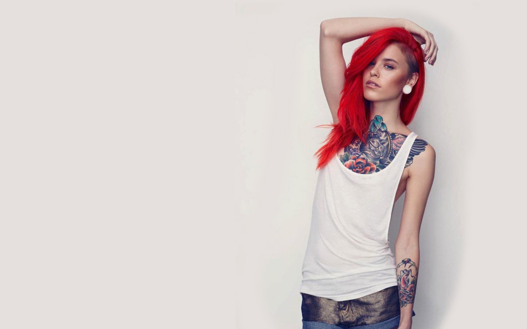 Das Beautiful Tattooed Redhead Wallpaper 1680x1050