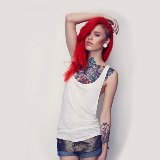 Kostenloses Beautiful Tattooed Redhead Wallpaper für 1024x1024