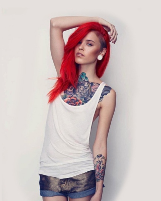 Beautiful Tattooed Redhead - Obrázkek zdarma pro Nokia Asha 306