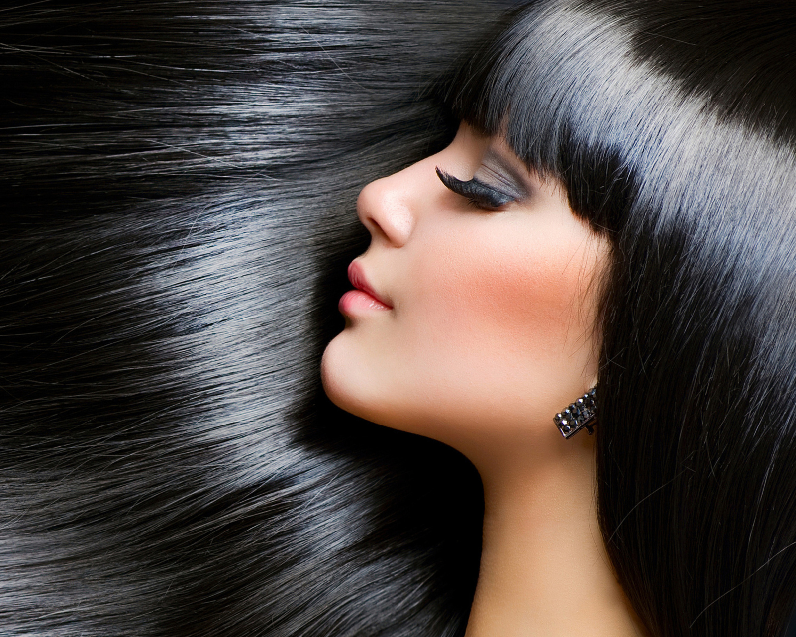 Sfondi Gorgeous Brunette With Perfect Black Hair 1600x1280