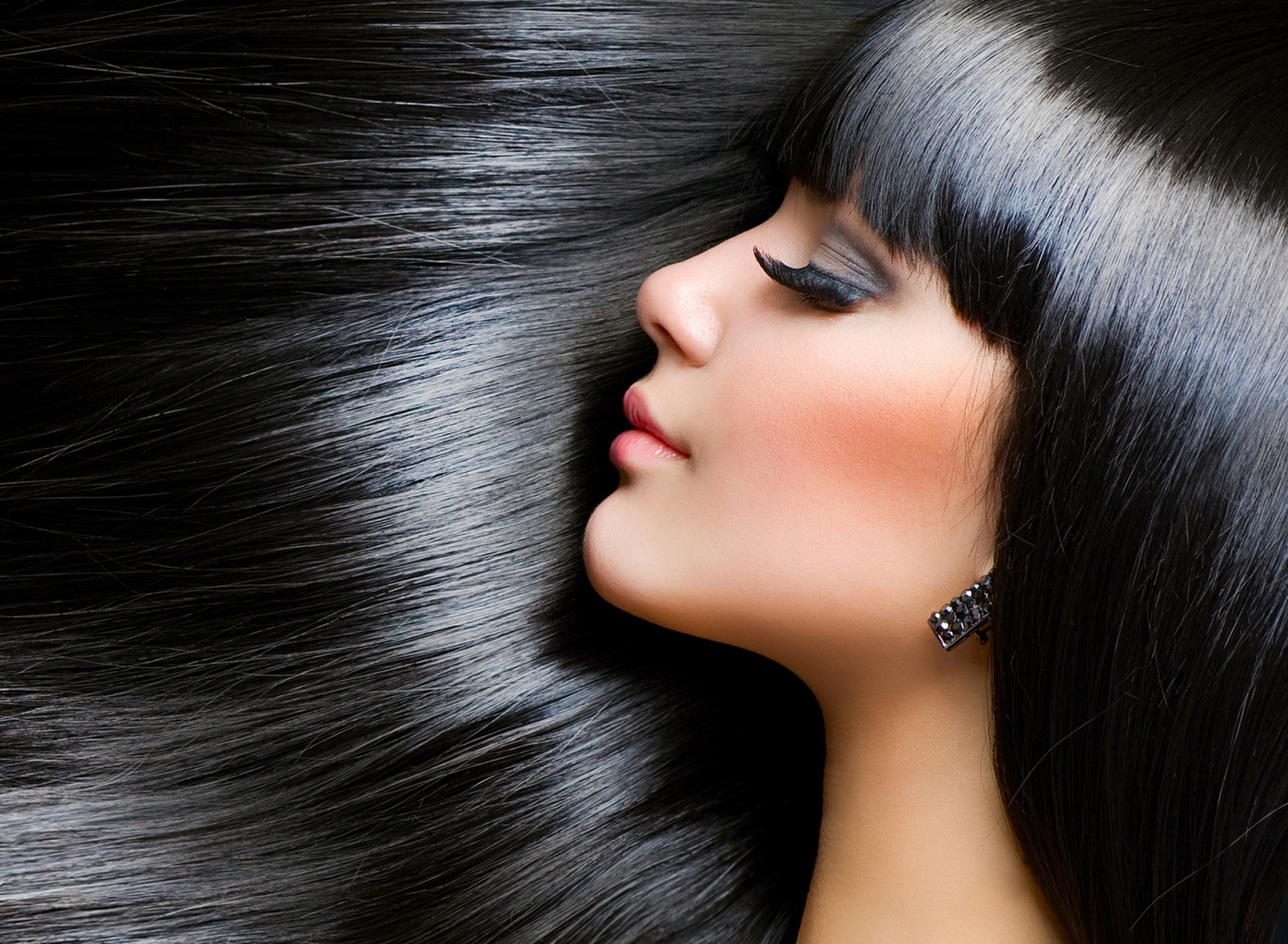 Das Gorgeous Brunette With Perfect Black Hair Wallpaper 1920x1408