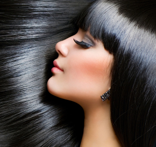 Kostenloses Gorgeous Brunette With Perfect Black Hair Wallpaper für iPad Air