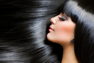 Gorgeous Brunette With Perfect Black Hair - Obrázkek zdarma pro Sony Xperia E1