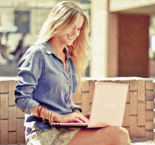 Girl With Laptop - Obrázkek zdarma pro iPad 2