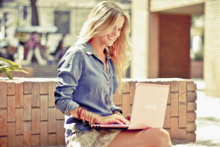Girl With Laptop - Obrázkek zdarma pro Fullscreen Desktop 800x600