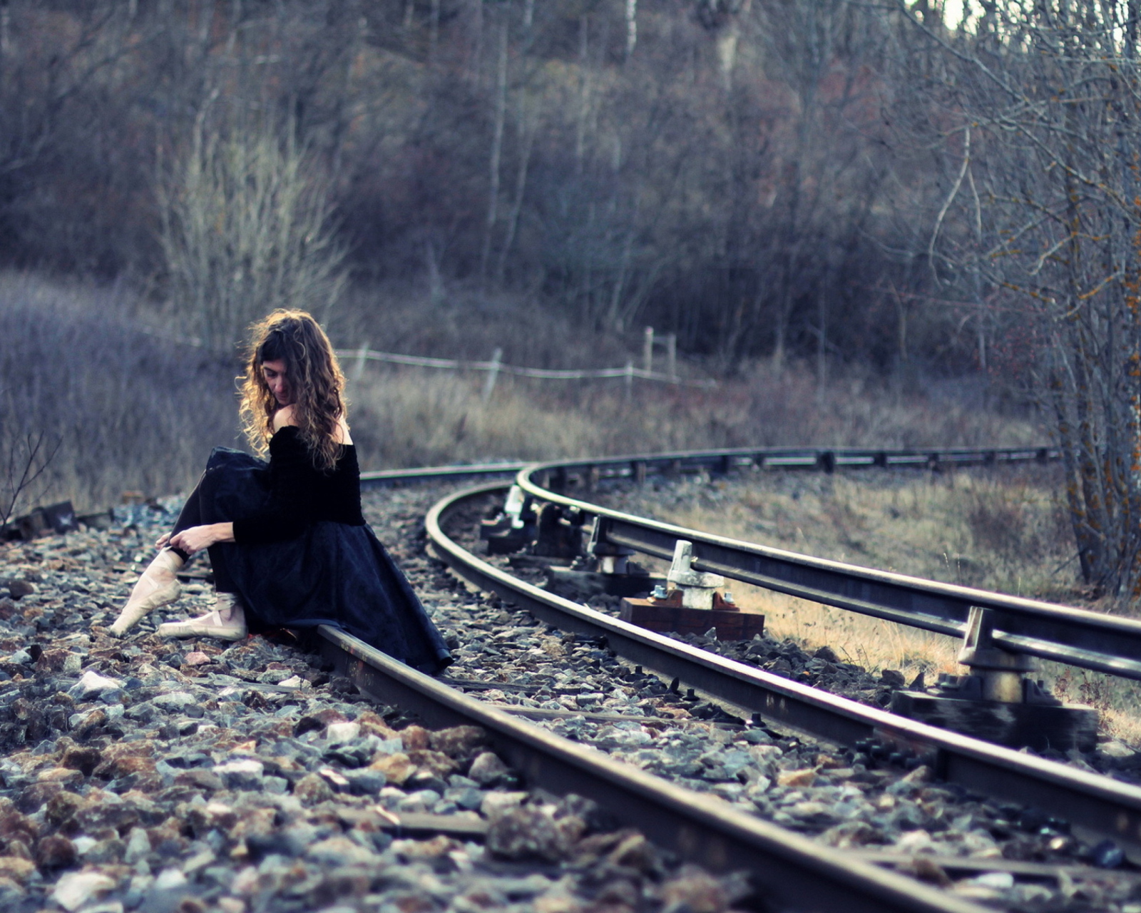 Screenshot №1 pro téma Girl In Black Dress Sitting On Railways 1600x1280
