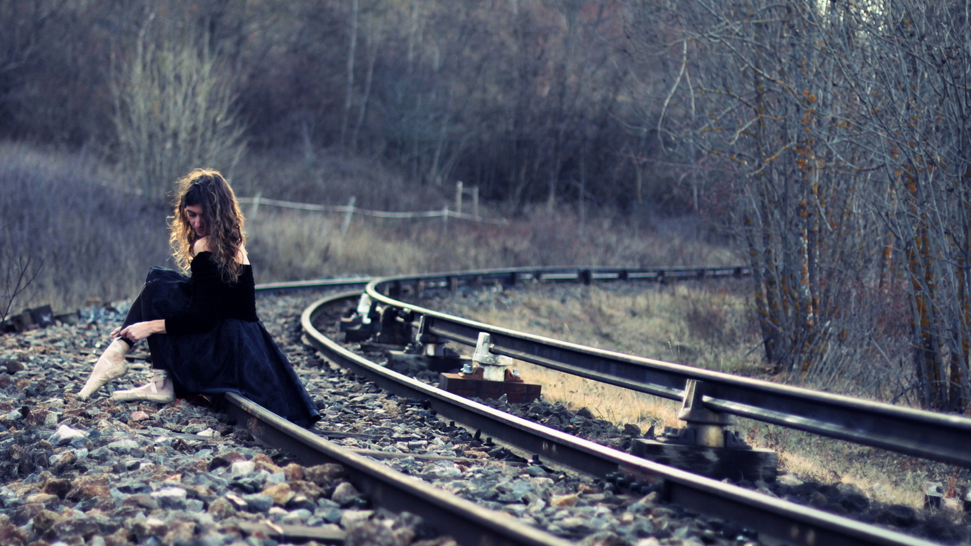 Screenshot №1 pro téma Girl In Black Dress Sitting On Railways 1920x1080