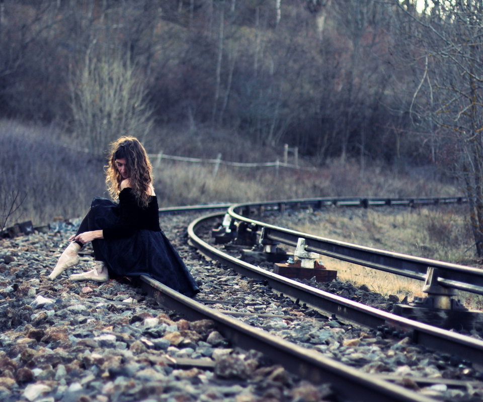 Обои Girl In Black Dress Sitting On Railways 960x800