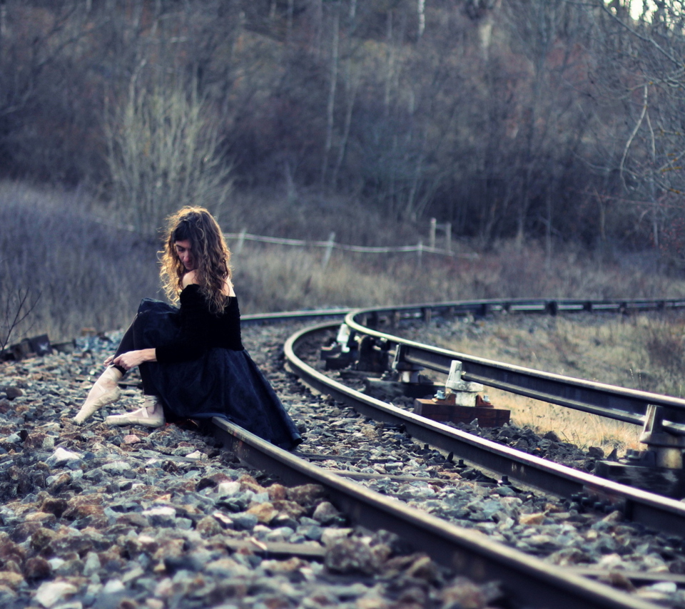 Sfondi Girl In Black Dress Sitting On Railways 960x854