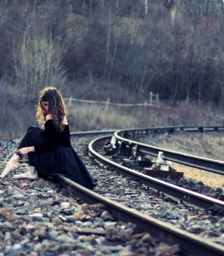 Girl In Black Dress Sitting On Railways - Obrázkek zdarma pro Nokia X1-00