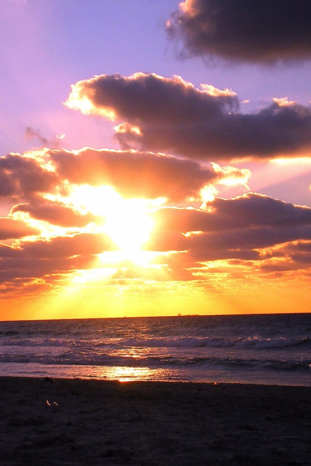 Sfondi Sunset On The Beach 640x960