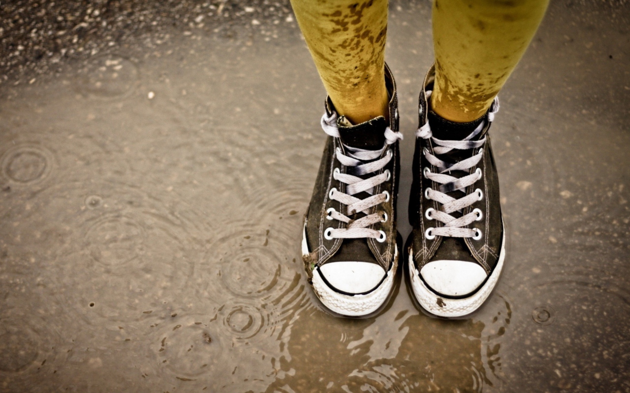 Das Sneakers And Rain Wallpaper 1280x800