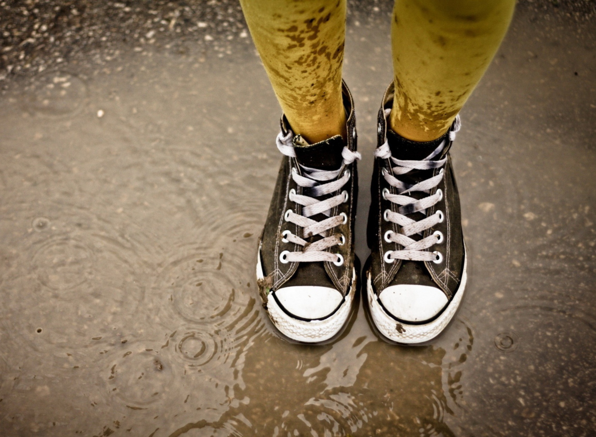 Fondo de pantalla Sneakers And Rain 1920x1408