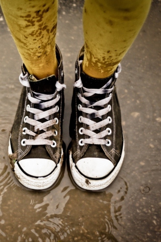 Das Sneakers And Rain Wallpaper 320x480