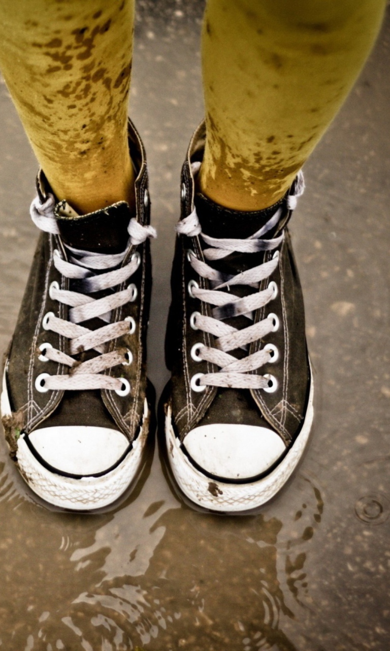 Sfondi Sneakers And Rain 768x1280