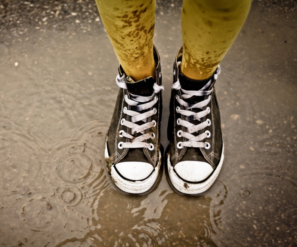 Das Sneakers And Rain Wallpaper 960x800