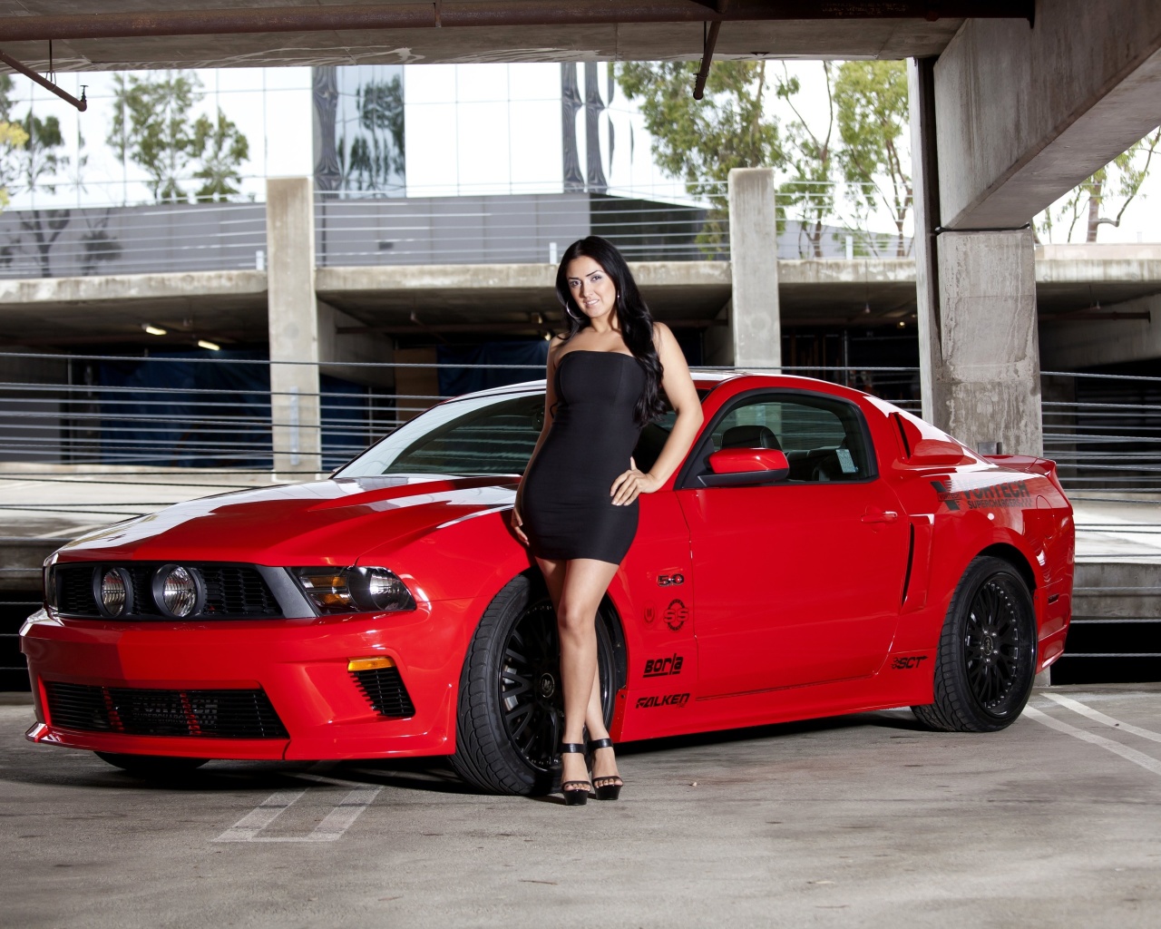 Обои Ford Mustang GT Vortech with Brunette Girl 1280x1024