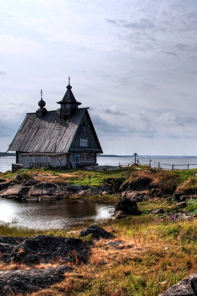 Das Old small house on the rocky river shore Wallpaper 640x960