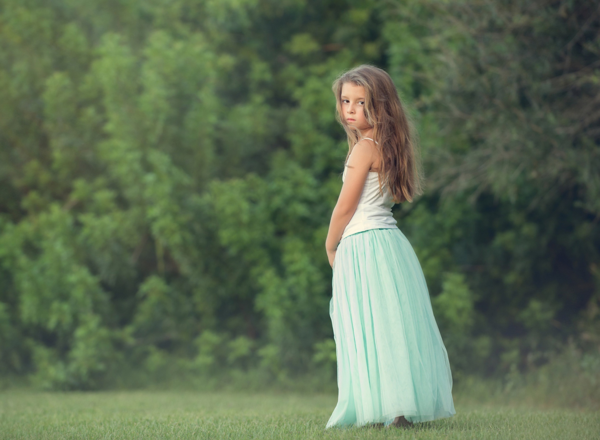 Pretty Child In Long Blue Skirt screenshot #1 1920x1408