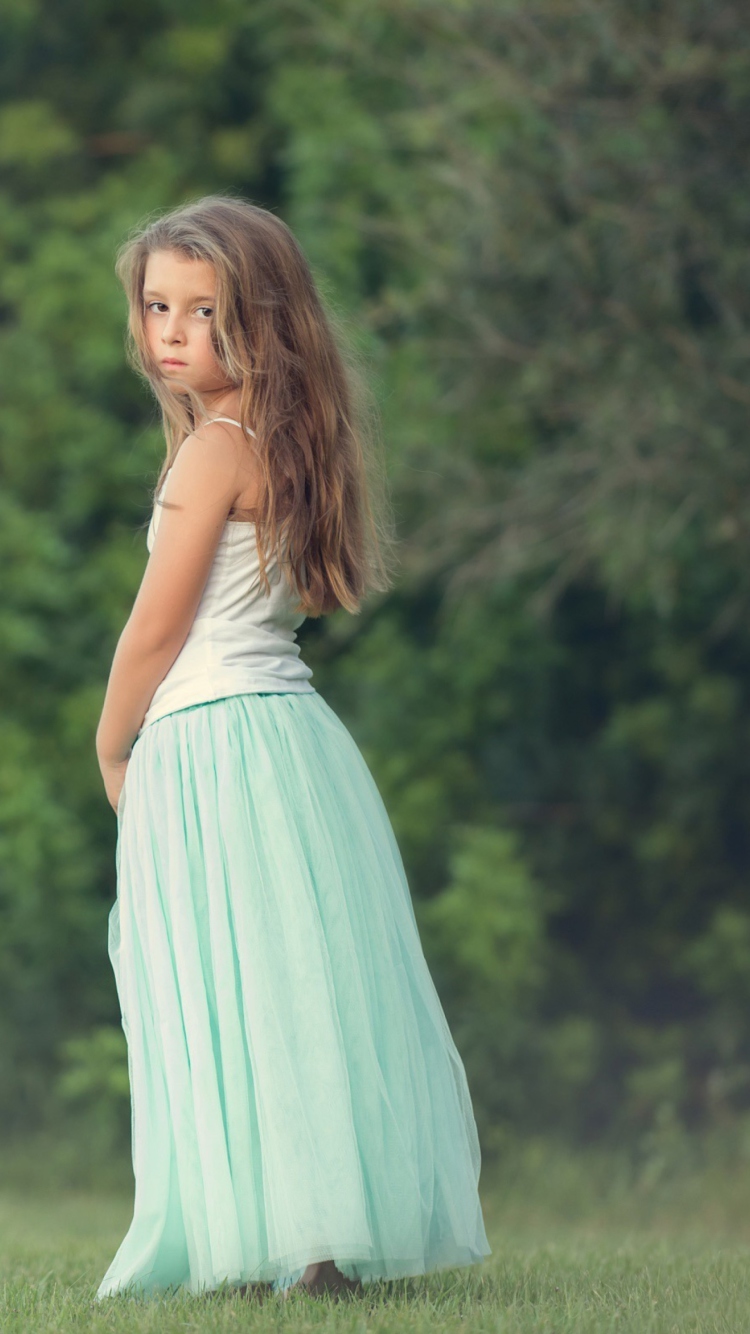 Das Pretty Child In Long Blue Skirt Wallpaper 750x1334