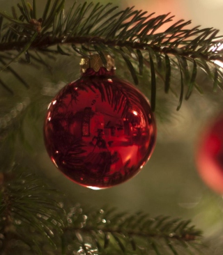 Red Balls On Christmas Tree - Obrázkek zdarma pro Nokia X6